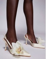 Binita pointed slingback heeled shoes with flower white