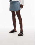 Agent sandals with studded buckles straps in black