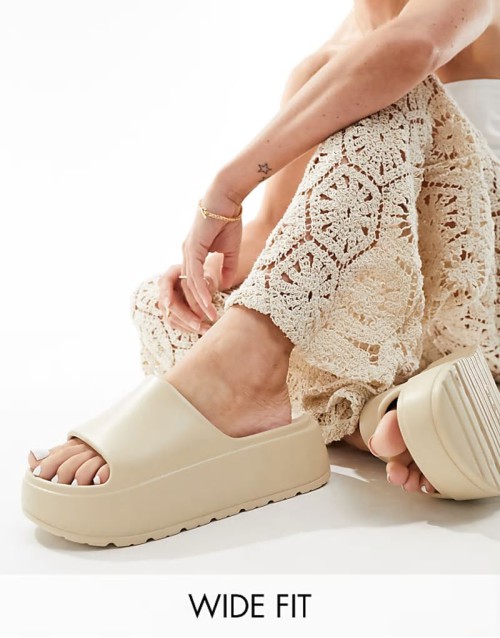 Wide Fit Freedom cleated flatform slider in off-white